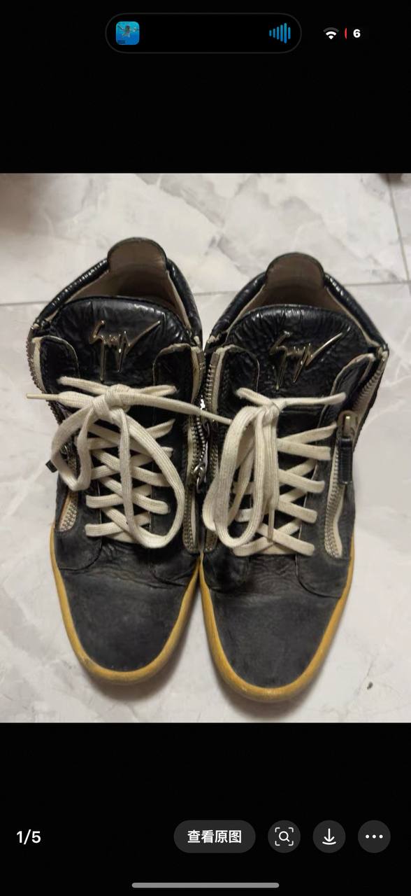 кроссовки черные с желтой подошвой