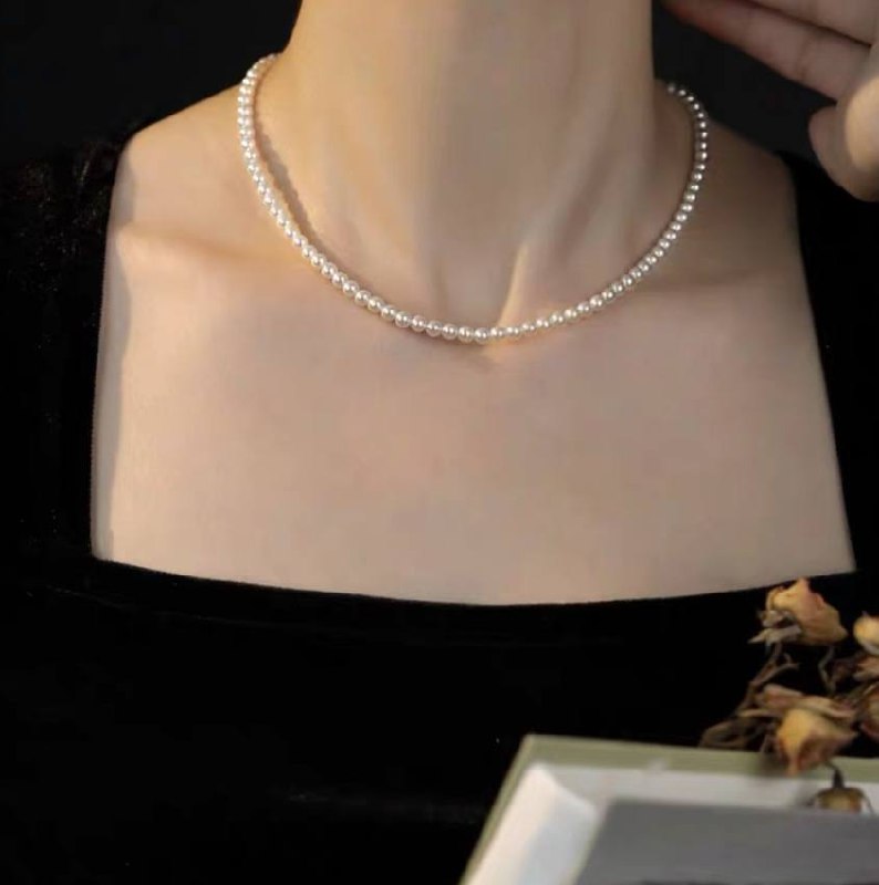 бусы из искусственных бусин белого цвета